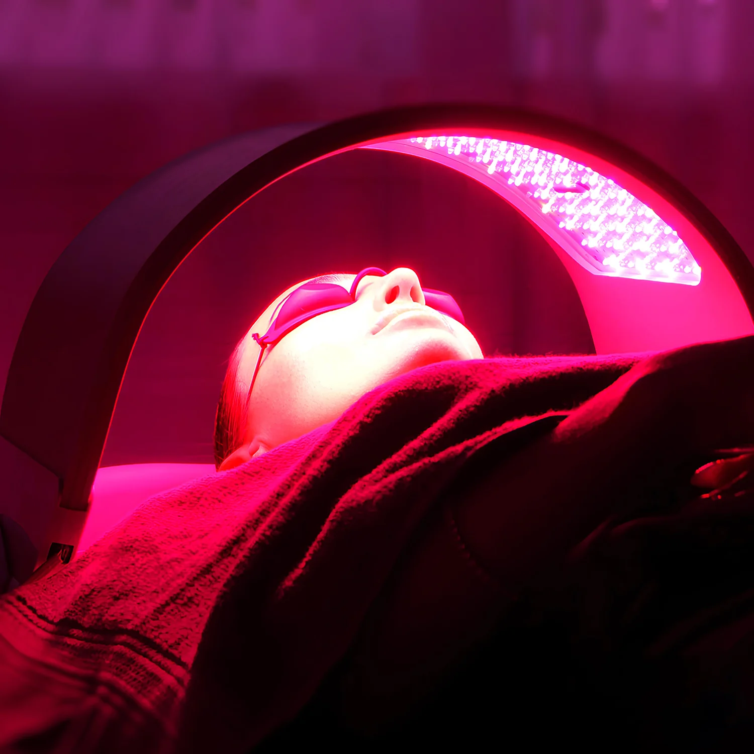 A versatile led face mask for red light therapy with advanced features